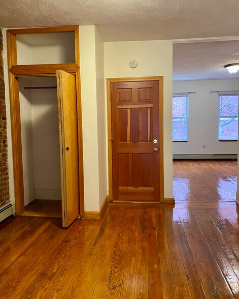 Building Photo - 69 Baldwin St