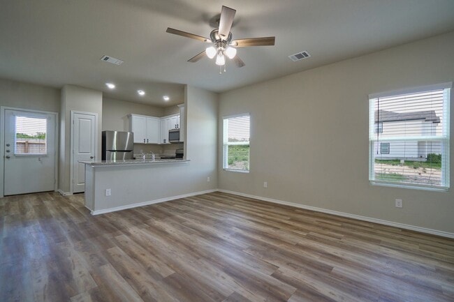 Building Photo - Hunters Ranch Beauty! 3 Bedroom 2 1/2 Bath...