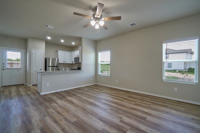 Building Photo - Hunters Ranch Beauty! 3 Bedroom 2 1/2 Bath Townhome