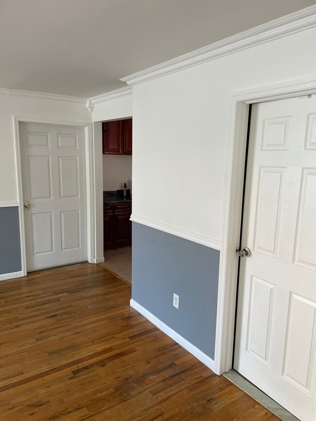 Building Photo - 800 S Oak Dr