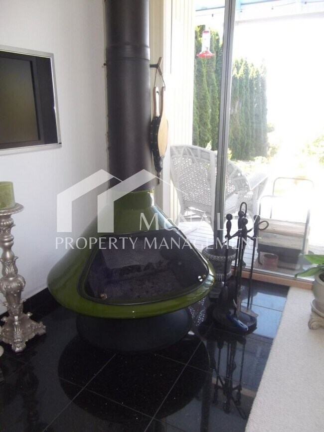 Building Photo - Beautiful 1 Bedroom Water View Condo