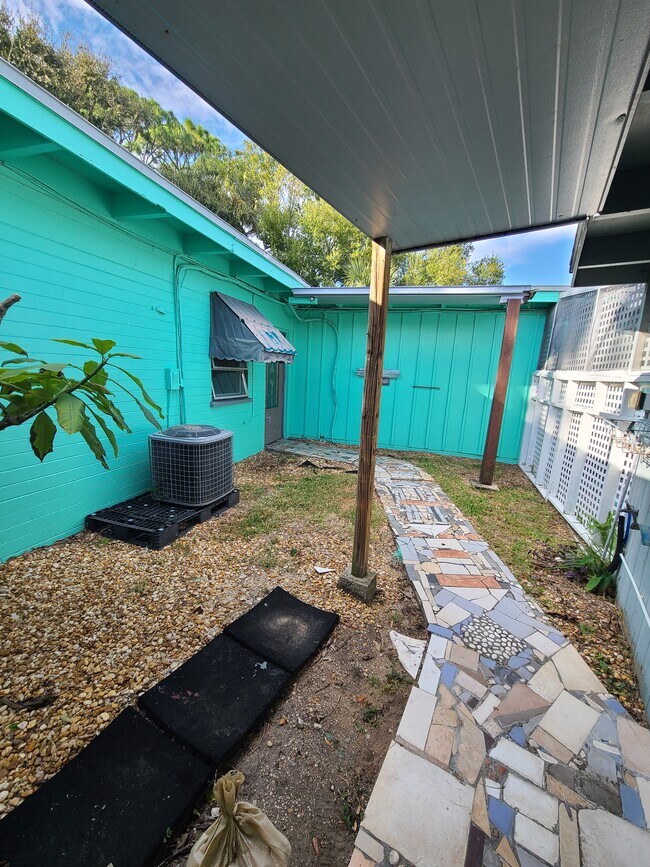 Building Photo - 1703 John Anderson Dr