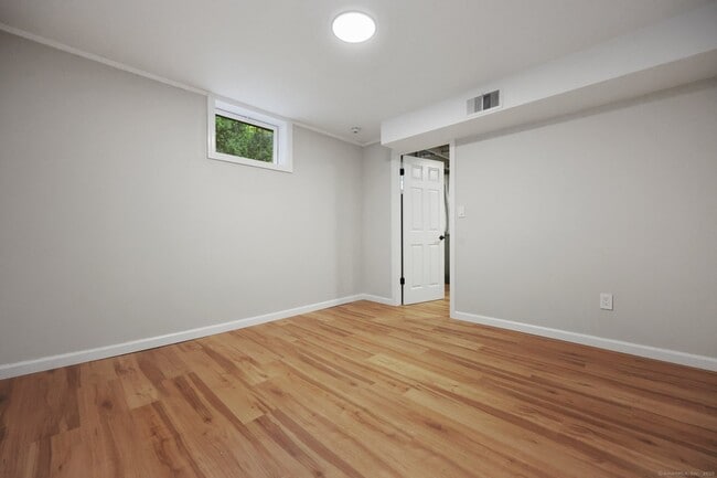 Building Photo - 13 1/2 Hickory Dr