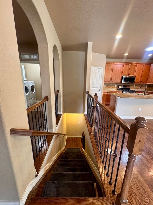 Building Photo - Gorgeous 4 Bedroom Townhome in Briargate