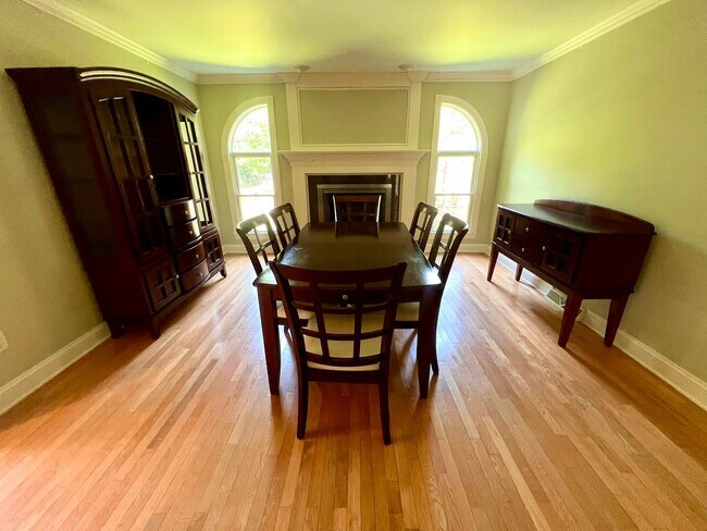 Building Photo - Cranberry - 6 bedroom 4 bathroom - Stunnin...