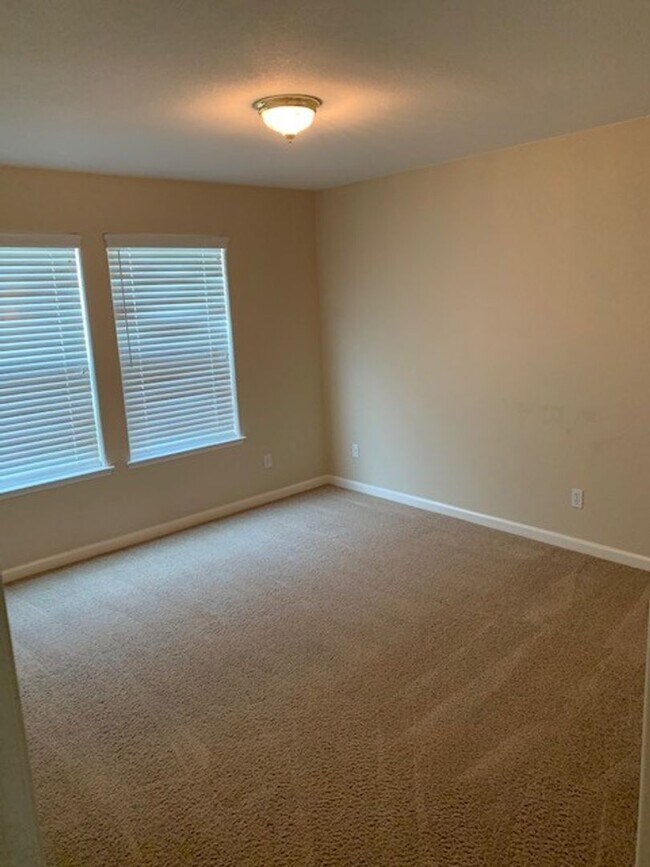 Building Photo - 5 Bedroom 3 Bath Home Available NOW!