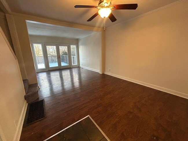 Building Photo - Beautiful 3 Bedroom Home with Large Back Yard and Deck!