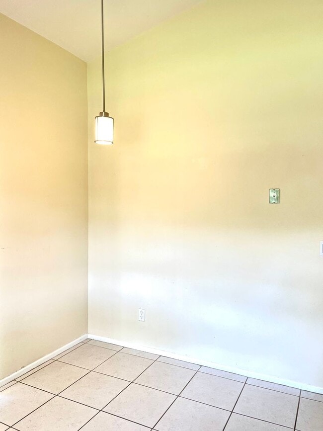 Building Photo - Mid-Century Charmer ONLY $1995/ Month - 2B...