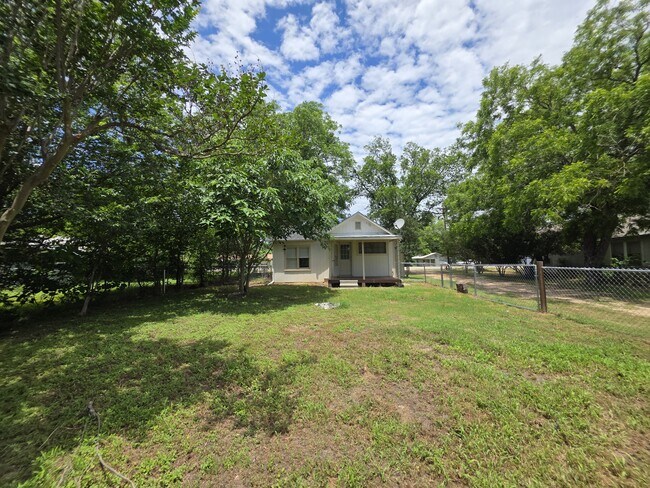 Building Photo - 1116 E Cameron Ave