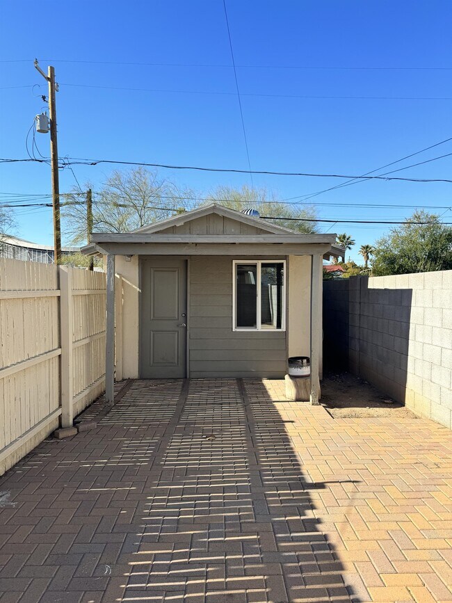 Primary Photo - 2014 N 16th Ave