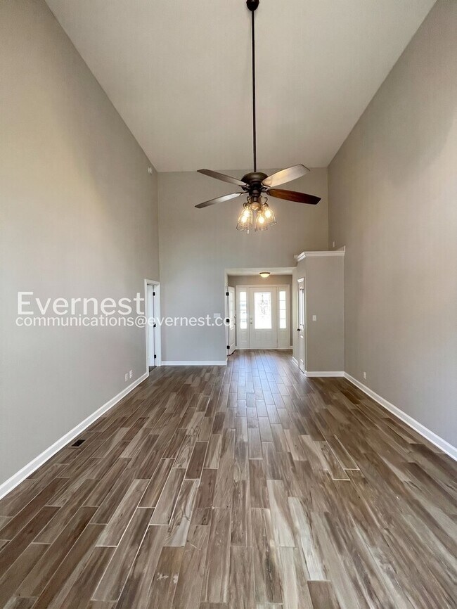 Building Photo - Limited Time Special Offer / 3 Bed, 2 Bath Home with Garage / Pet-Friendly / Vouchers Accepted / ...