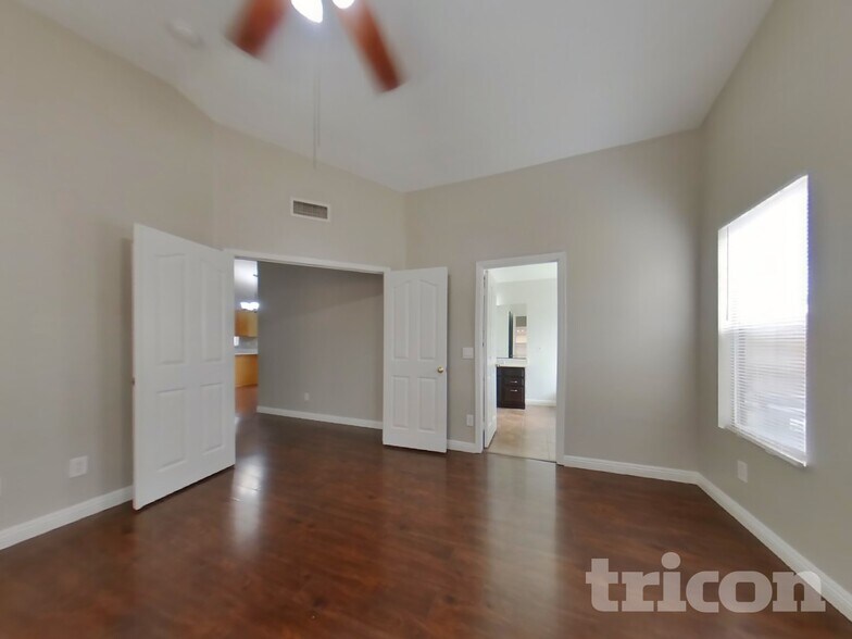 Building Photo - 12618 W Cambridge Ave