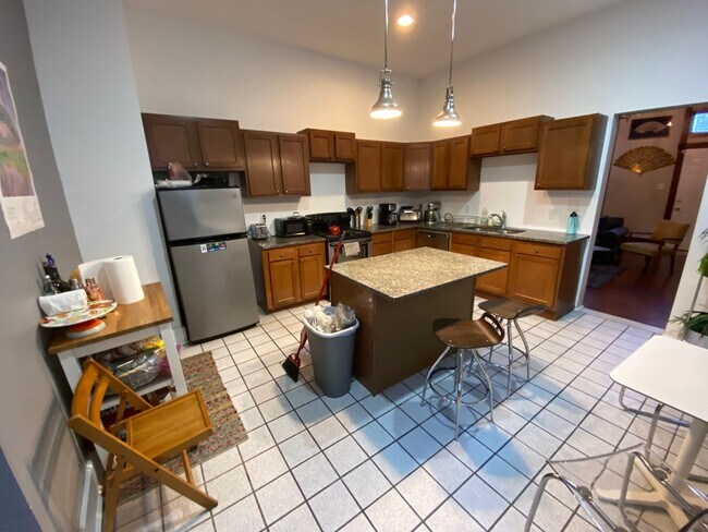 Building Photo - Beautiful 4 bed/1.5 bath Rental Mins. from...