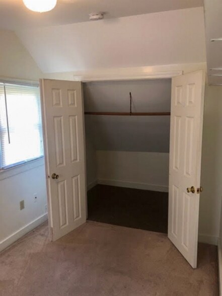 Building Photo - 15 Schoolhouse Ln