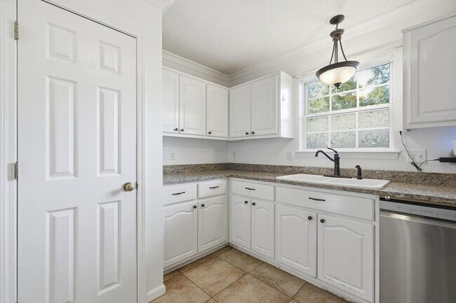Building Photo - New rental move in ready! 4 bedrooms | 2 bathooms