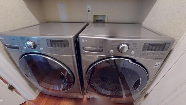 Building Photo - Beautiful sunny home