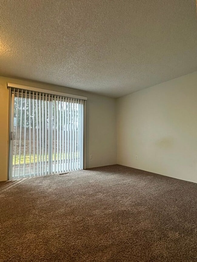 Building Photo - 2 bedroom townhuose