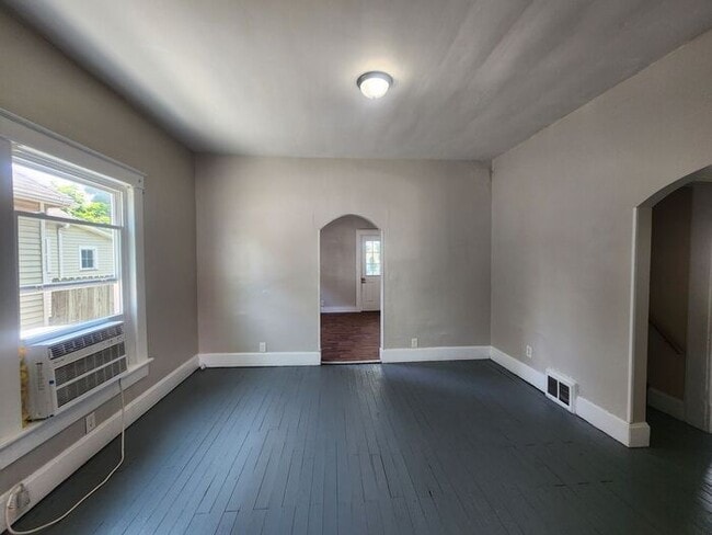 Building Photo - 5 Bedrooms 1.5 Bath on the Northeast side ...