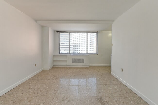 Building Photo - Spacious & Bright Junior One Bedroom at River Place North