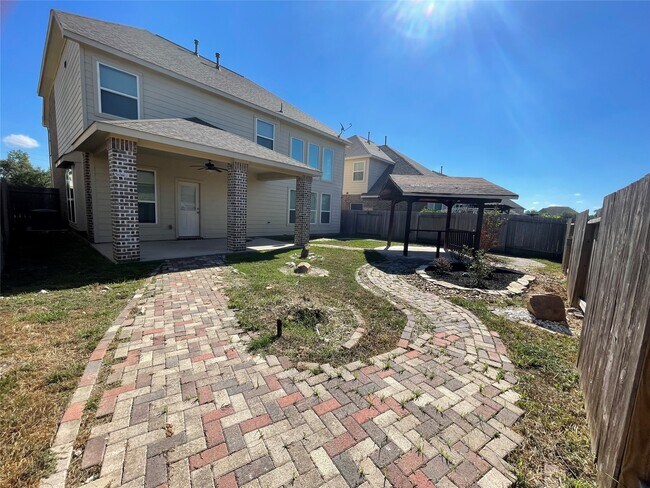 Building Photo - 627 Oak Cir Dr E