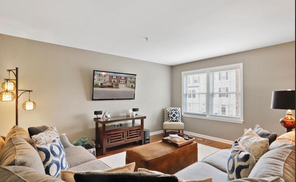 Building Photo - 1121 Frontline Dr