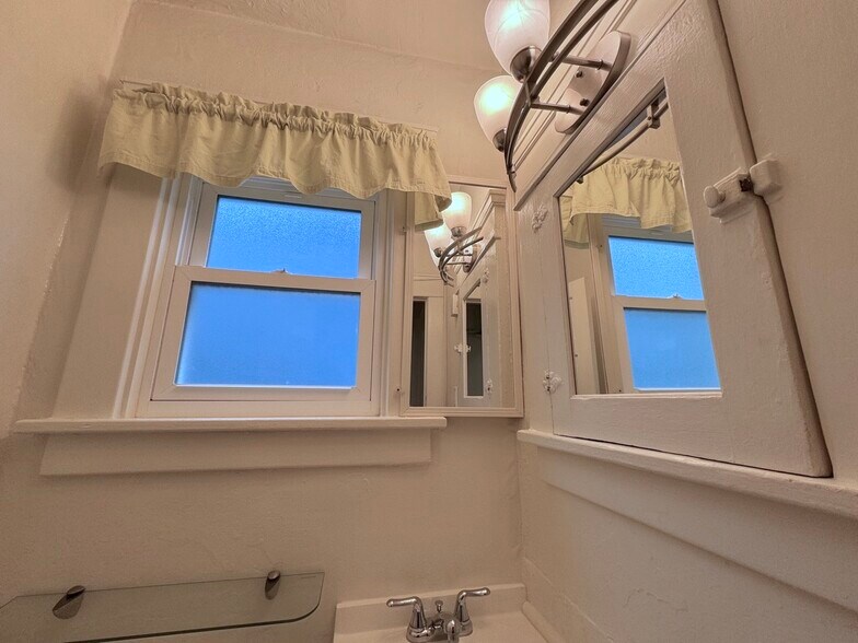 Building Photo - 40 Brooks Ave