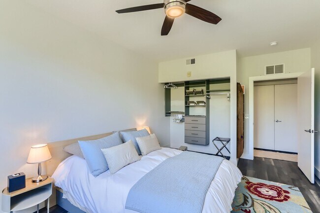 Building Photo - Modern 1 BDR Condo in Holiday Neighborhood