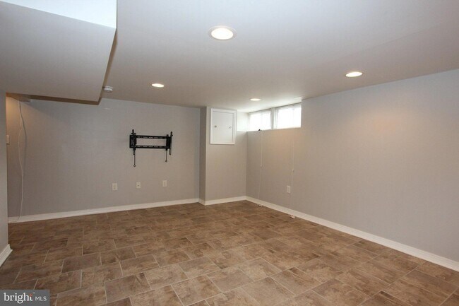 Building Photo - 1612 Sherwood Ave