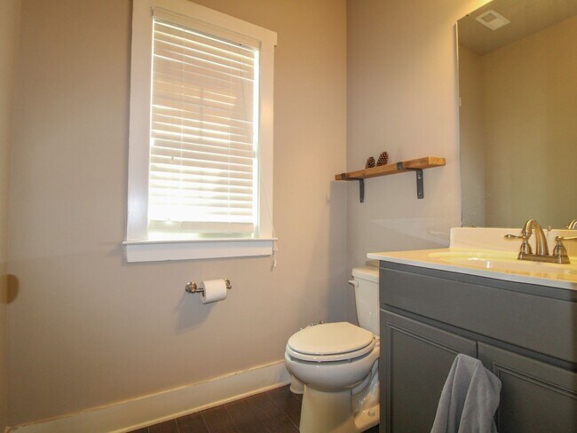 Building Photo - Great Location near Edgewater and Toyota F...