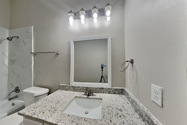 Building Photo - 20423 Drakewood Dr