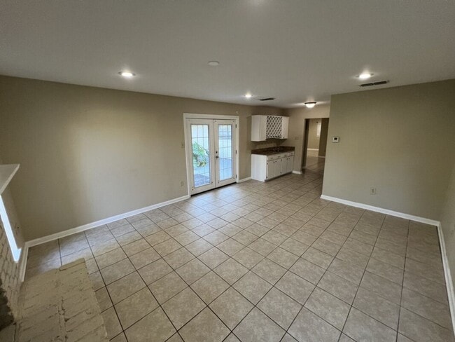 Building Photo - Newly updated!  3 bedroom, 1.5 bath home o...