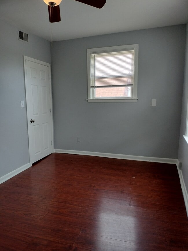 Building Photo - 10619 S Perry Ave