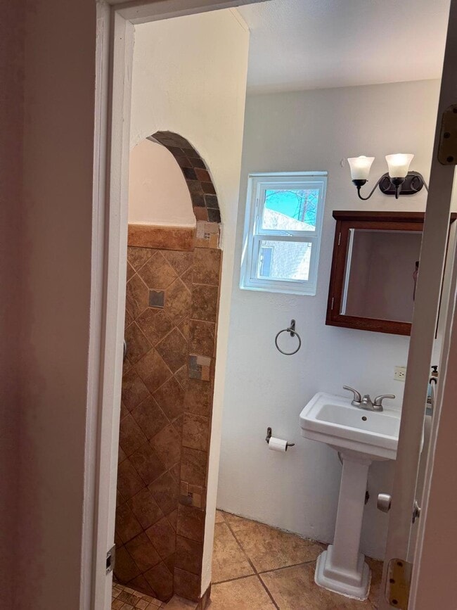 Building Photo - 630 Bryn Mawr Dr NE