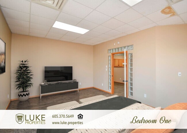 Building Photo - 332 N Blauvelt Ave