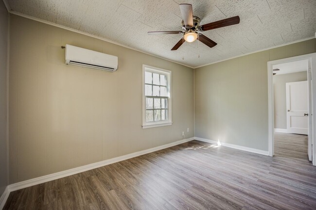 Building Photo - Freshly Updated 3 Bedroom Home