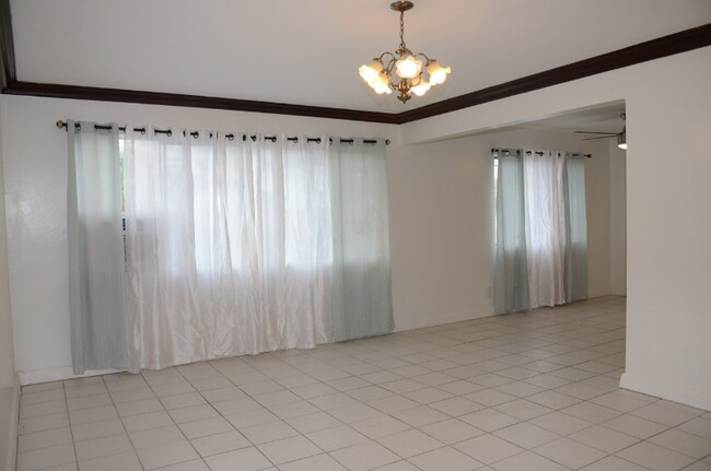 Building Photo - 1218 N Park Western Dr