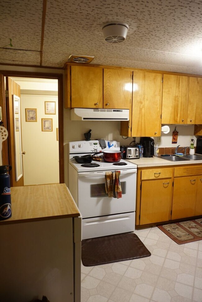 Building Photo - 2 Bedroom, 1 Bath duplex on Military Hill!