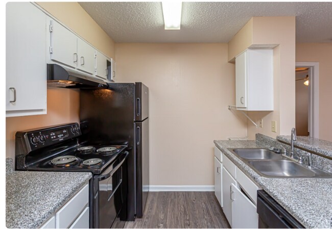 Building Photo - 2121 Lobdell Blvd
