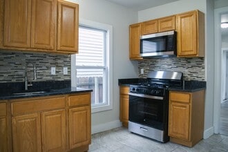 Building Photo - Renovated 3 Bedroom 2 Bathroom Single-Family Home!