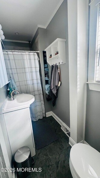 Building Photo - 402 Maple Dr