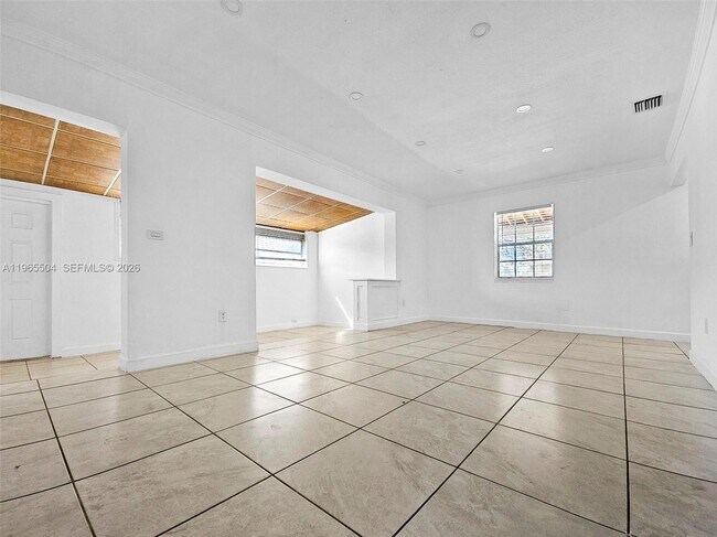 Building Photo - 315 NE 165th St