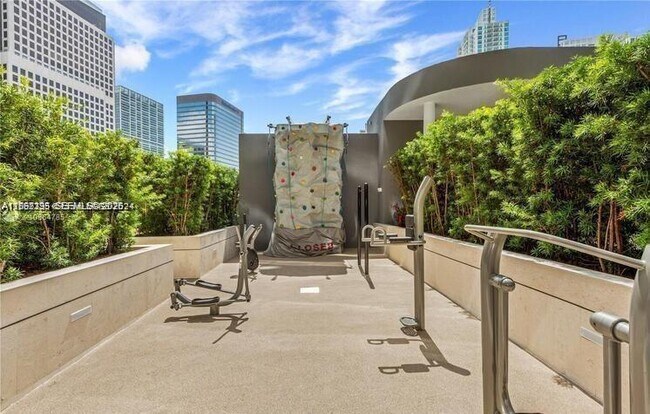 Building Photo - 801 S Miami Ave