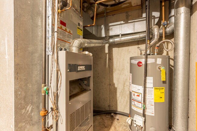 Building Photo - 233 Derby Ave