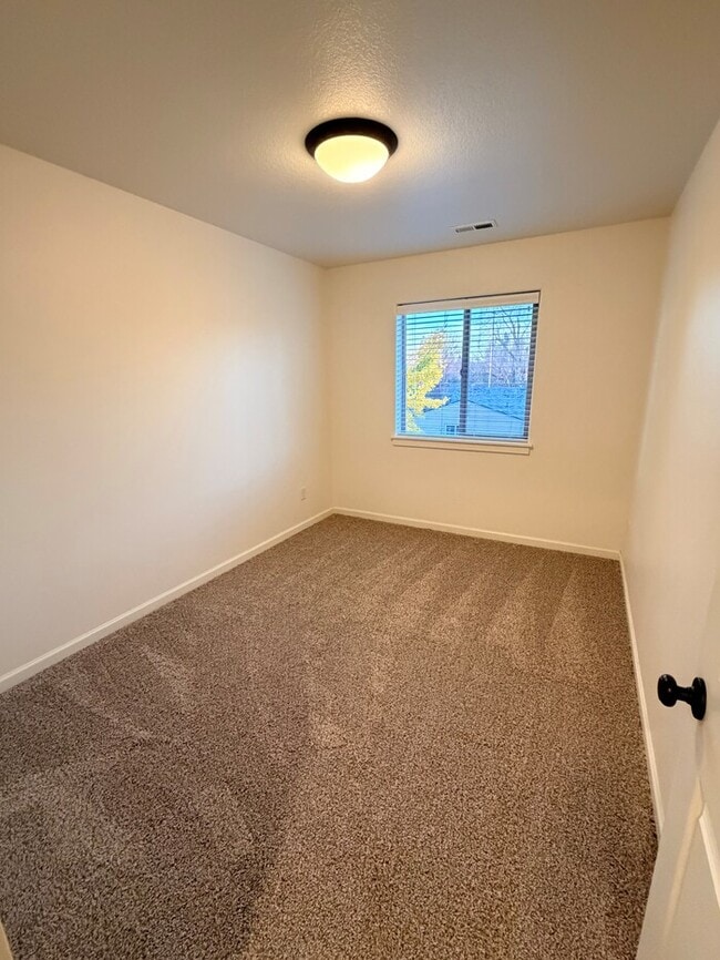 Building Photo - Beautiful Home w/Gas Fireplace, Plank Flooring, Fenced Yard, Garage, W/D & MORE!