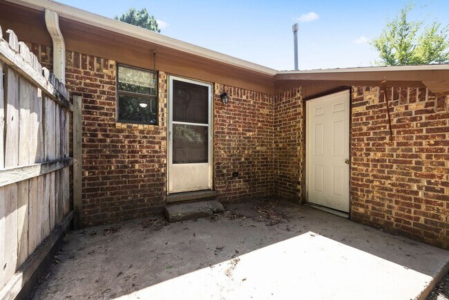 Building Photo - Cute Townhome