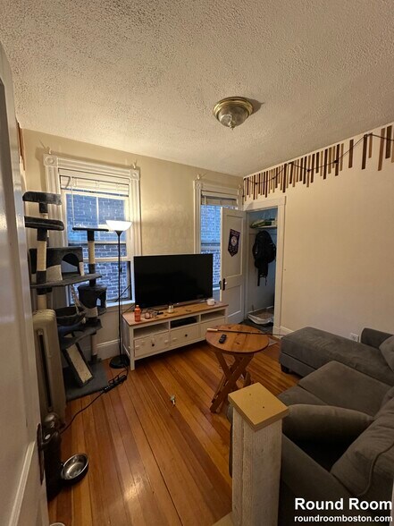 Primary Photo - 166 Kelton St