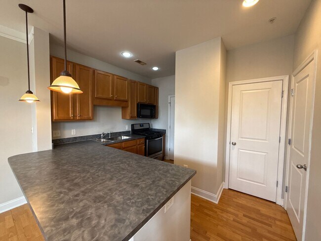 Building Photo - Elizabeth Townhome - T.R. Lawing Realty Property