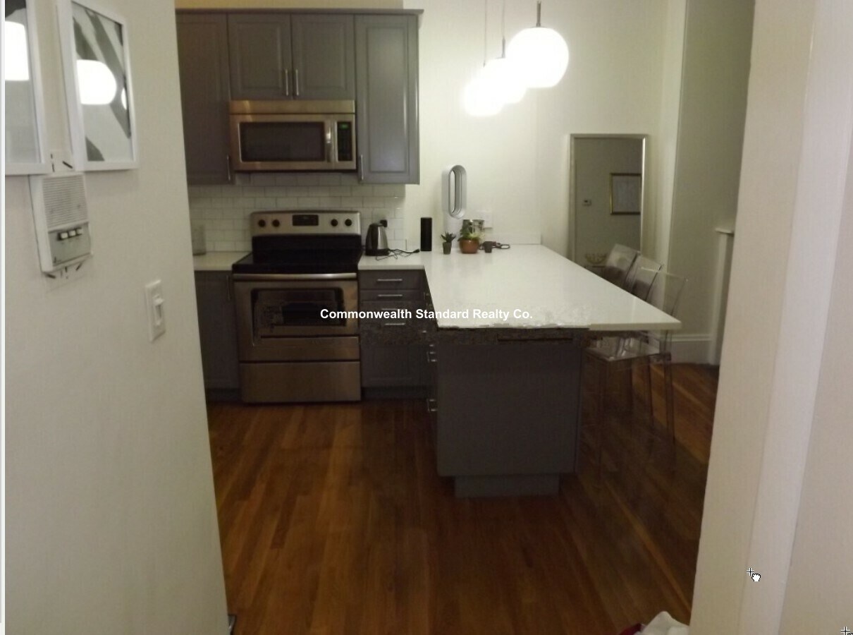 Building Photo - 922 Beacon St