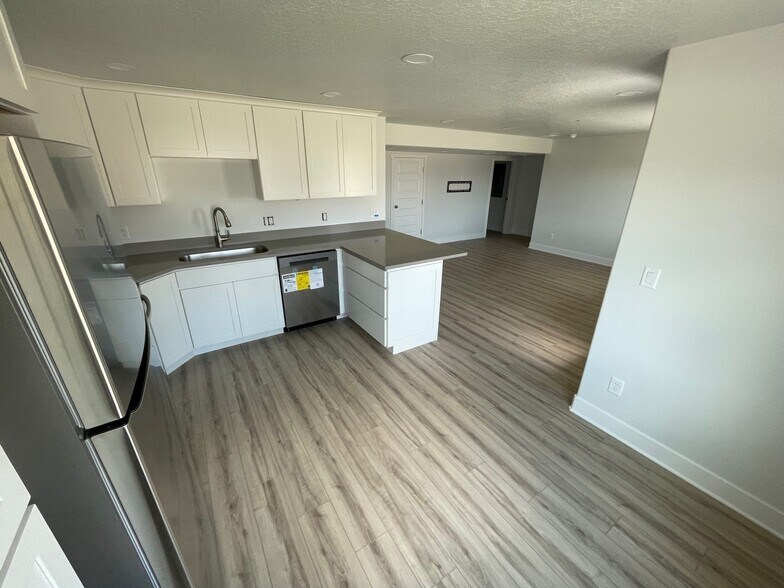 Building Photo - 946 N Olson Dr