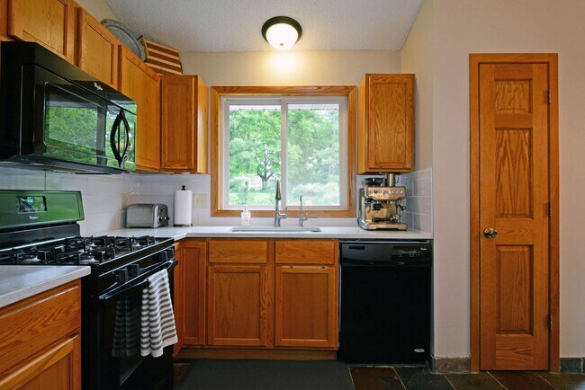 Building Photo - Spacious 3-Bedroom with Walkout and Fully ...